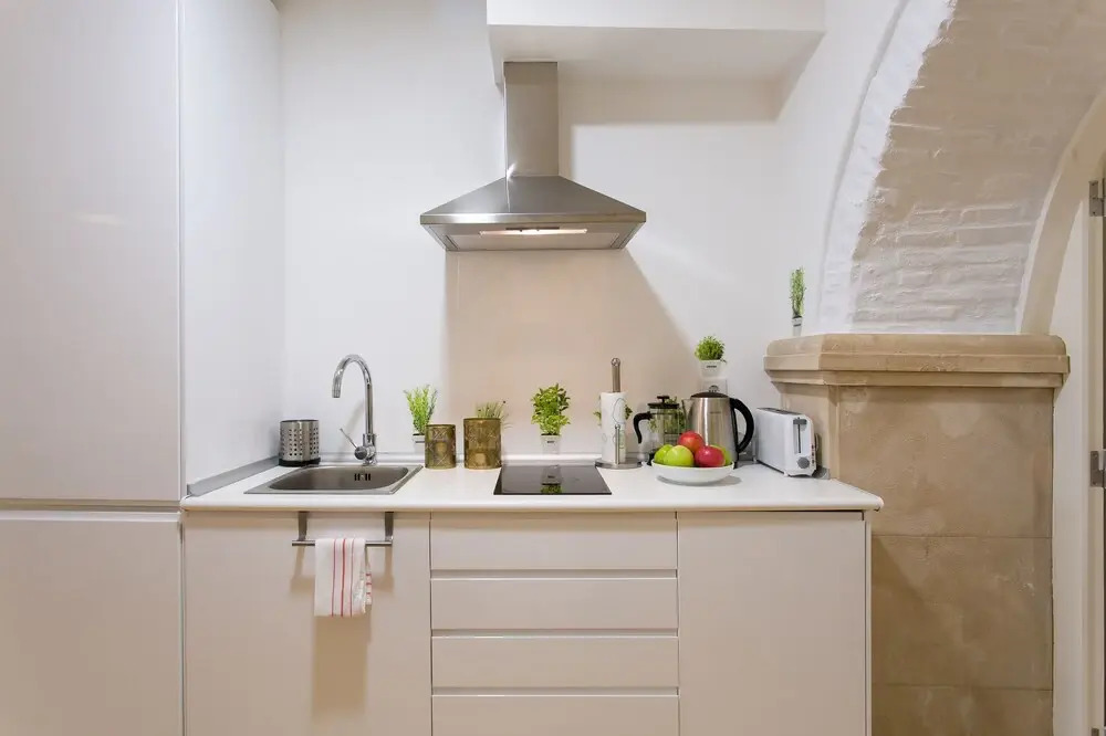 ALTIDO Modern Apt for 5 w/ workspace&private entrance, moments from Lisbon Cathedral