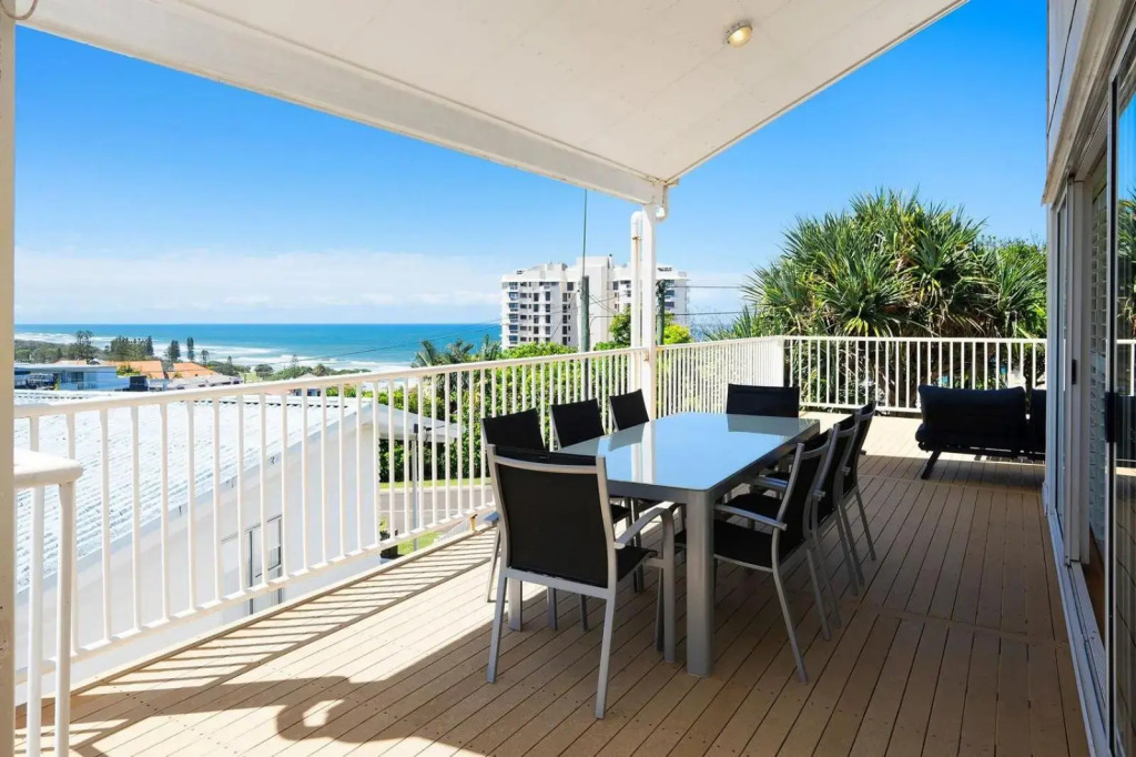 The White House - Central Coolum with Spectacular Ocean Views and WiFi