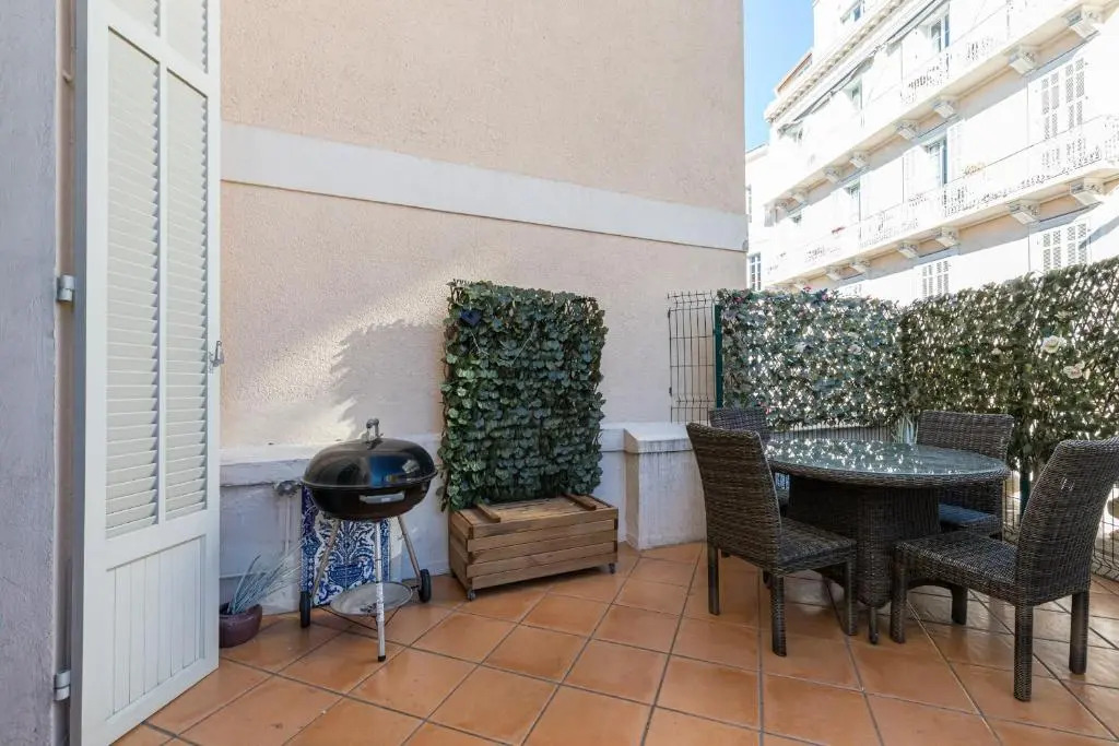 Bourgeois 3 bdrs & Large Terrace - 5mn from le Palaisdowtown