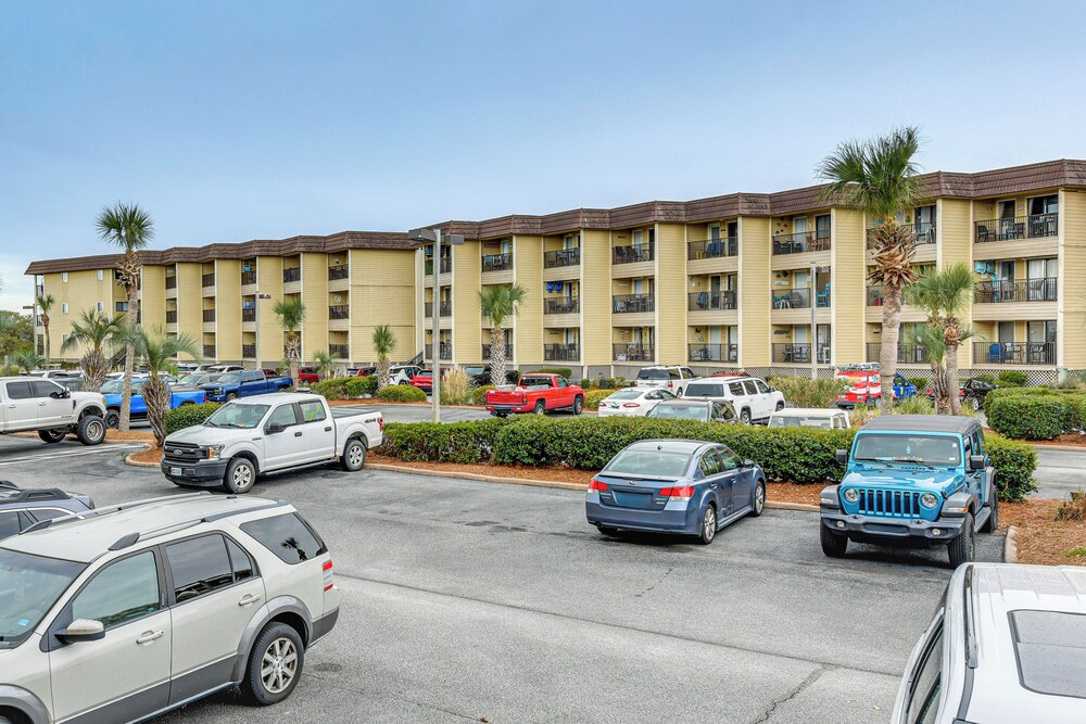 Poolside Bliss, Beach Strolls! Hilton Head Retreat