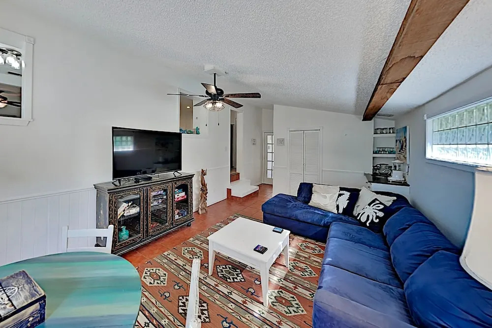 Charming Seaside W/ 2 Living Areas & Patio 3 Bedroom Home