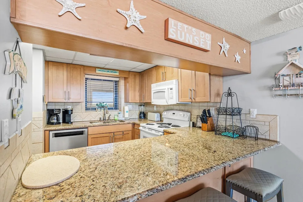 Lets Do Sunset: Gulf-front 3BR Condo, Sleeps 8