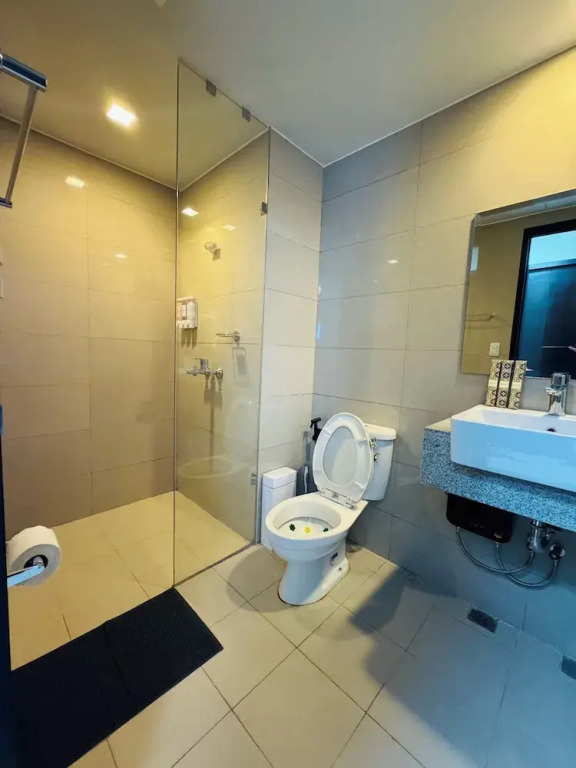 Luxury Staycation beside Okada