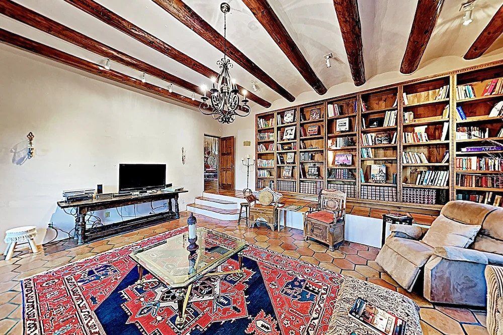 Extraordinary Private W/ Pool & Hot Tubs 6 Bedroom Home