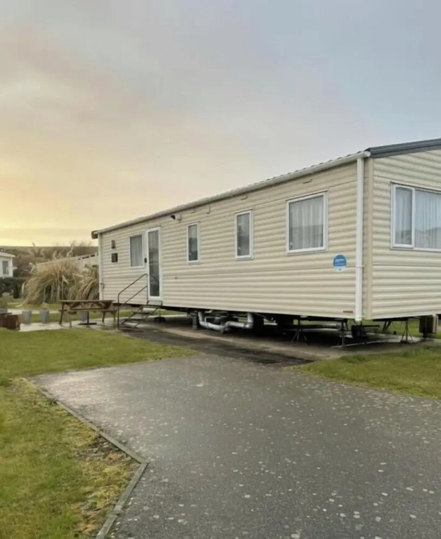 Comfortable 3-Bed Caravan - Combe Haven