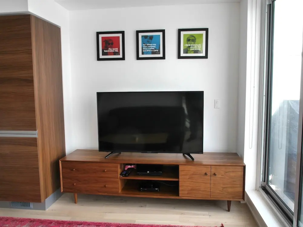 Luxury 2BR Condo in Popular Queen West