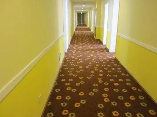Ease Hotel