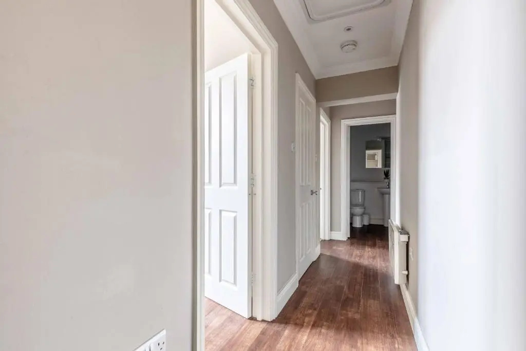 LUXURY HOME - CENTRAL WINDSOR, GATED PARKING - By Tempstay