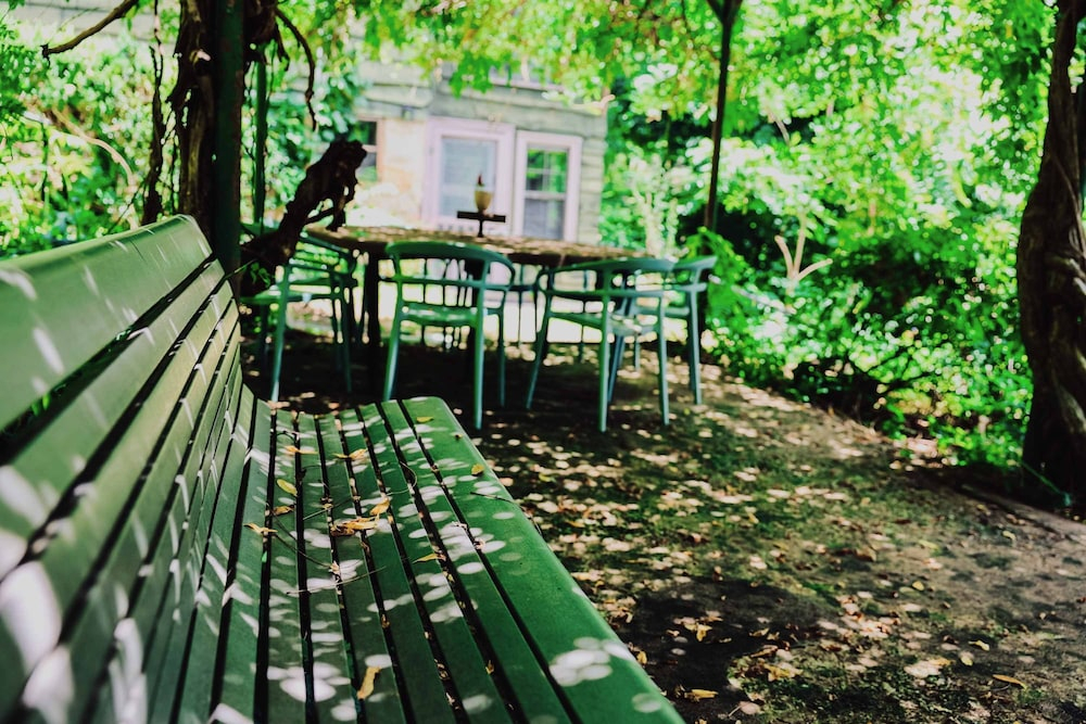 1BR Cottage w Patio Free Tix Near Downtown