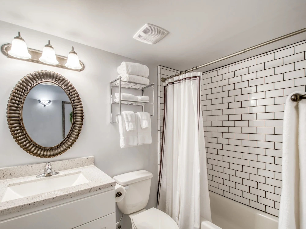 Luxe Victorian Carriage House In Historic District 1 Bedroom Home