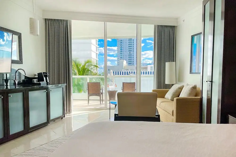FontaineBleau Balcony 10 min from SoBe