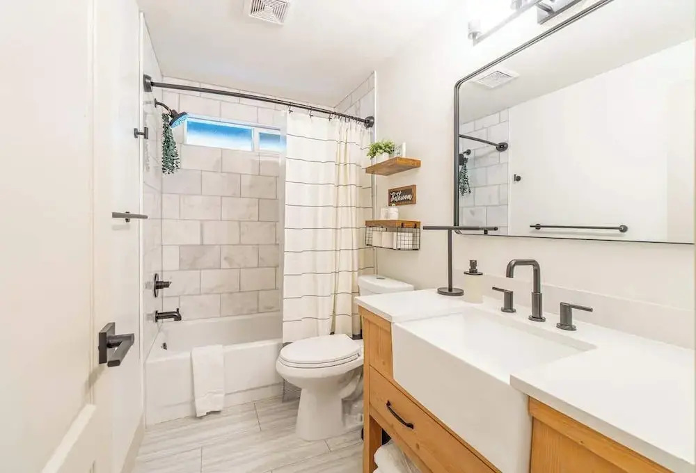 Modern Western Retreat Pet Friendly 4 Bed 2 Bath