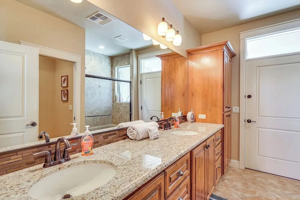 Ultimate Havasu Escape: Spacious 4BR 2 King Suites