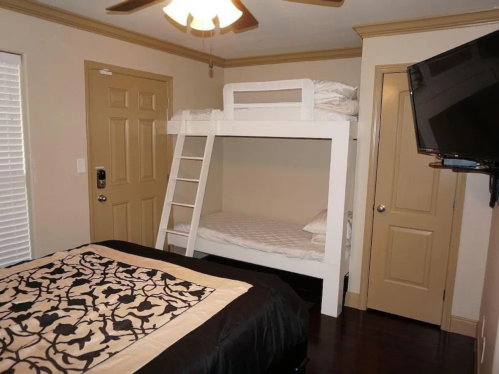 Beach-View Galveston Seawall Condo - 2 Br condo by RedAwning