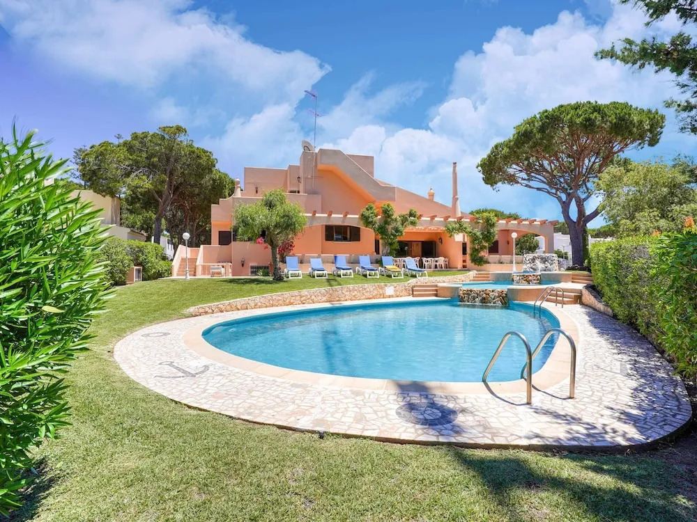 Villa in Vilamoura with Pool near Beach