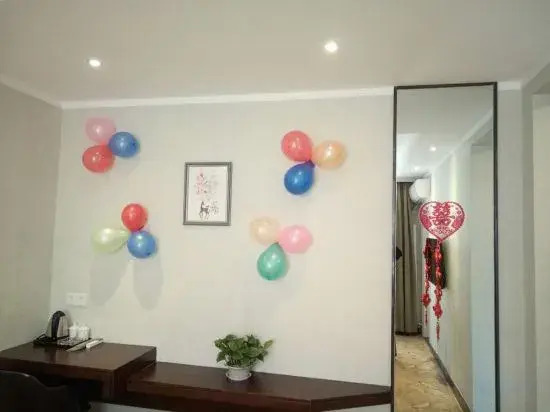 Oriental Holiday Hotel (Zhengzhou Chengdong Road Wenmiao Metro Station)