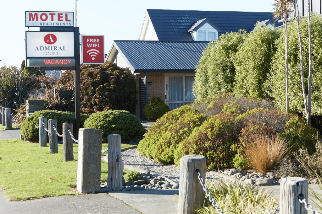 Admiral Court Motel & Apartments
