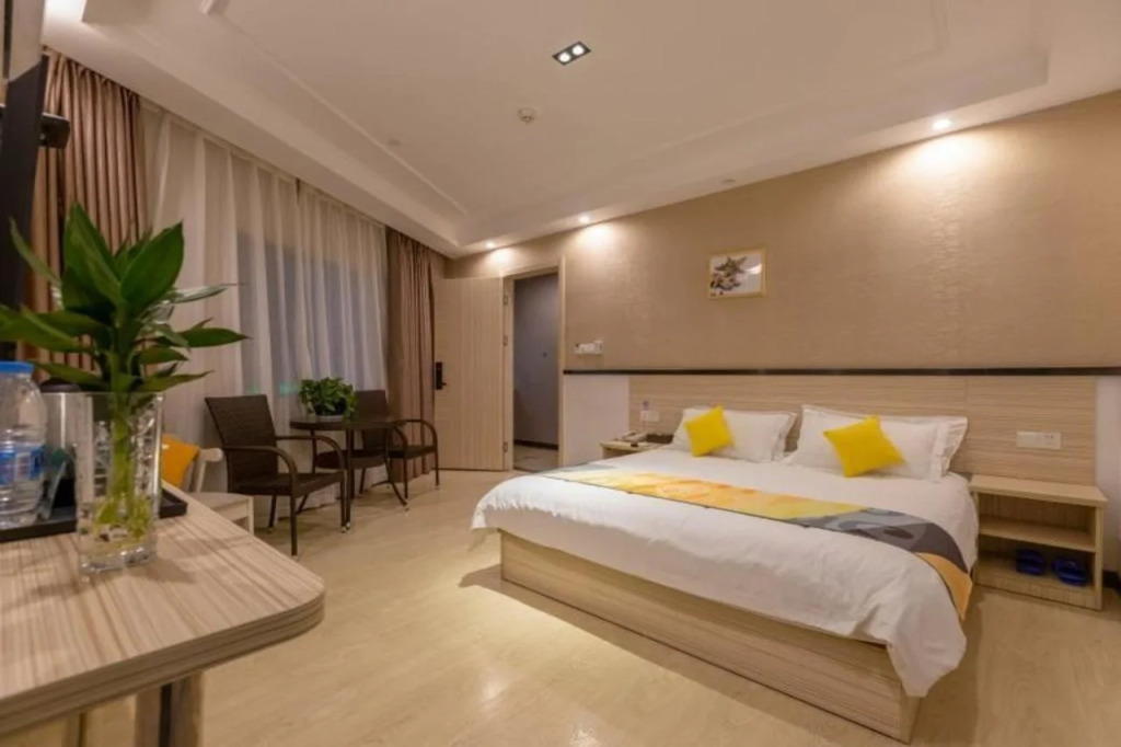 Shell Hotel Shanghai Oriental Pearl Tower Century Avenue Metro Station