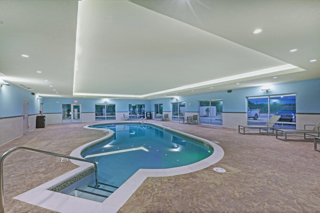 Holiday Inn Express & Suites Parsons by IHG
