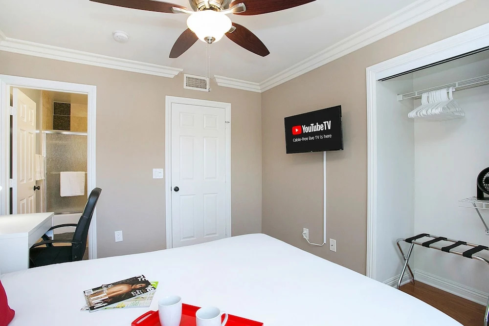 Costa Mesa/Newport - Fast WiFI - Work Stations - Free Parking - Self Check In! (CM-1)
