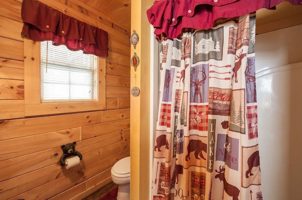 Sleepin' Inn 2 Bedroom Cabin by RedAwning