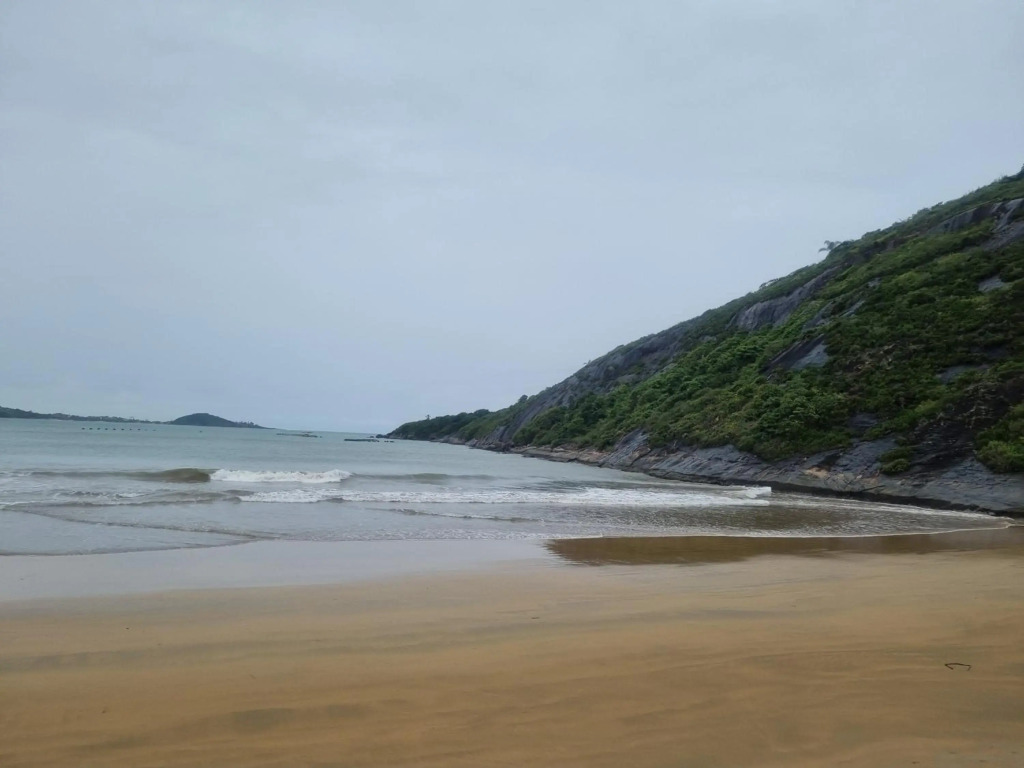 Apartamento Frente para o Mar - Varandão com Blindex - Vista Total para o Mar - 1 Suite e mais 2 Quartos-Ar Condicionado - 2 Vagas - BEIRA MAR - 70 metros da Praia do Morro e Praia da Cerca -WI-FI -TV -DISNEY PLUS-STARMAX-NETFLIX -HBO MAX