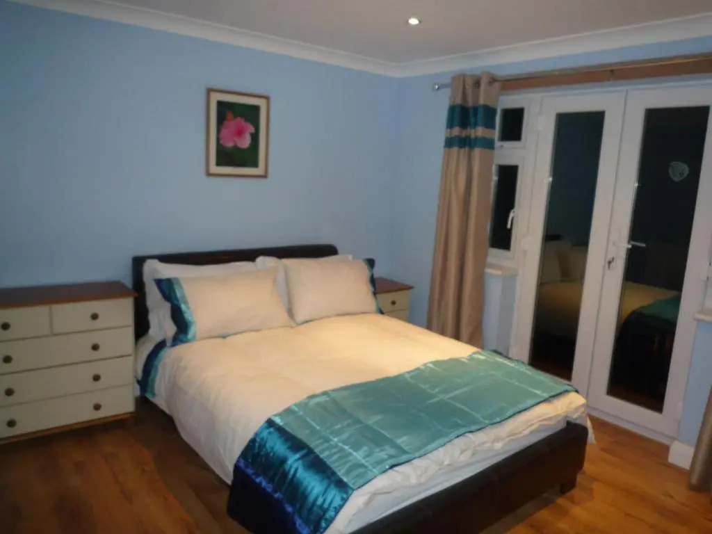 Camborne Avenue W13