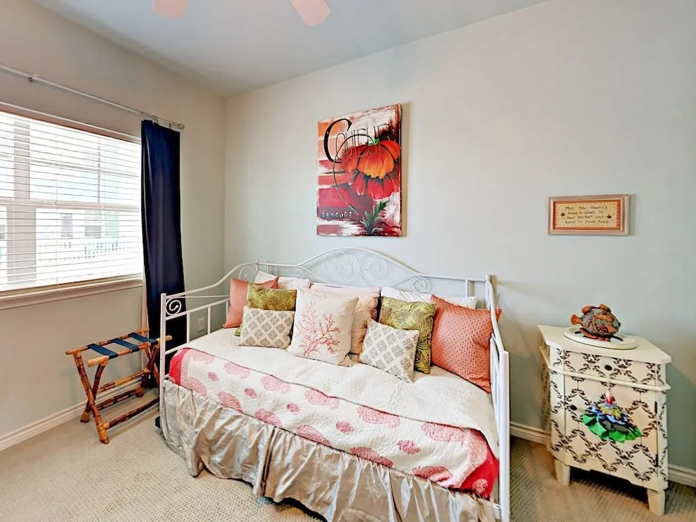 3BR Townhome with Tower Views by RedAwning