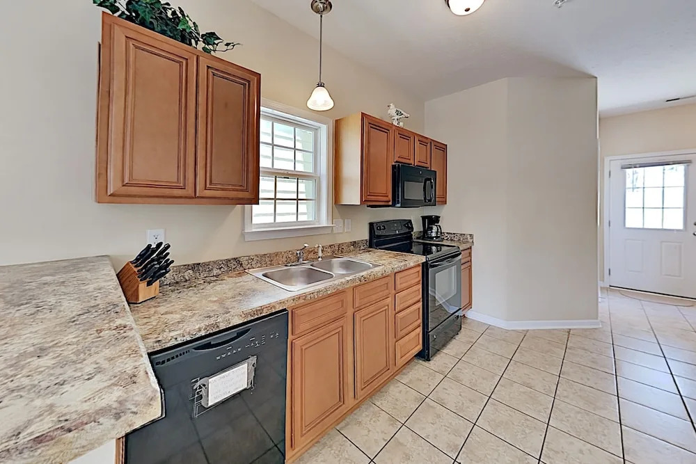 Coastal Getaway W/ Pool - Near Beach & Activities 2 Bedroom Home