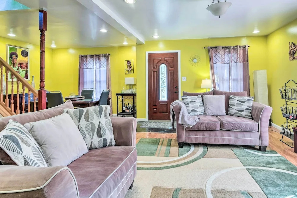 5 Mi to National Mall: Home in Washington DC