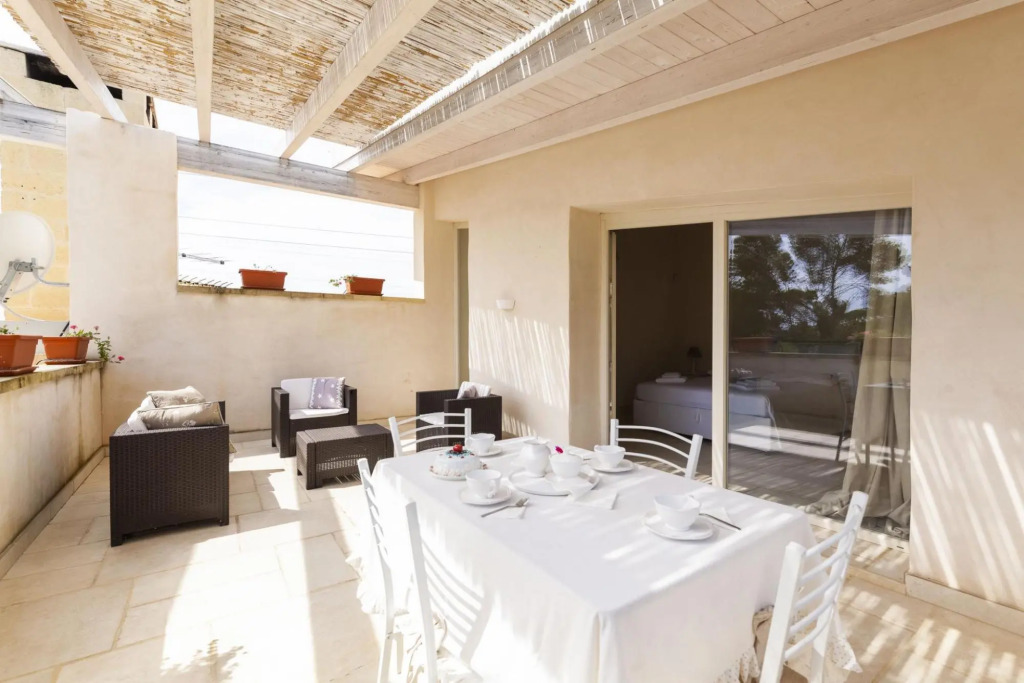 Flat in Villa Reginella with large garden and shared pool just a few minutes from the center of Lecc-Reginella Suite