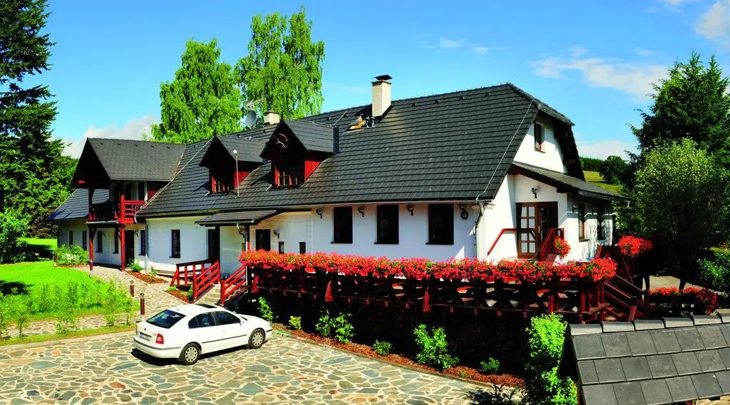 Wellness Hotel Holzberg - krytý relaxační bazén, dětský bazén, whirlpool, sauna, restaurace, bowling, venkovní hřiště, herna, pingpong, billiard