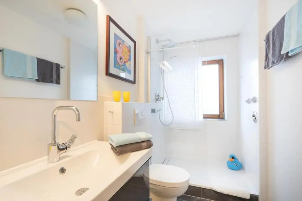 Wintertraum im Allgäu Alpine und Deluxe Sonnenwinkel, 4 Sterne Klassifiziert, WLAN gratis, großer Balkon mit Bergsicht, ruhig und doch zentral gelegen, tolle neu renovierte Ferienwohnung mit separaten Schlafzimmer, Brötchenservice, Hunde auf Anfrage