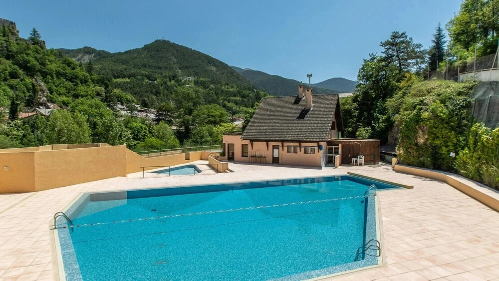 Spacious Alpine Triplex With Terrace