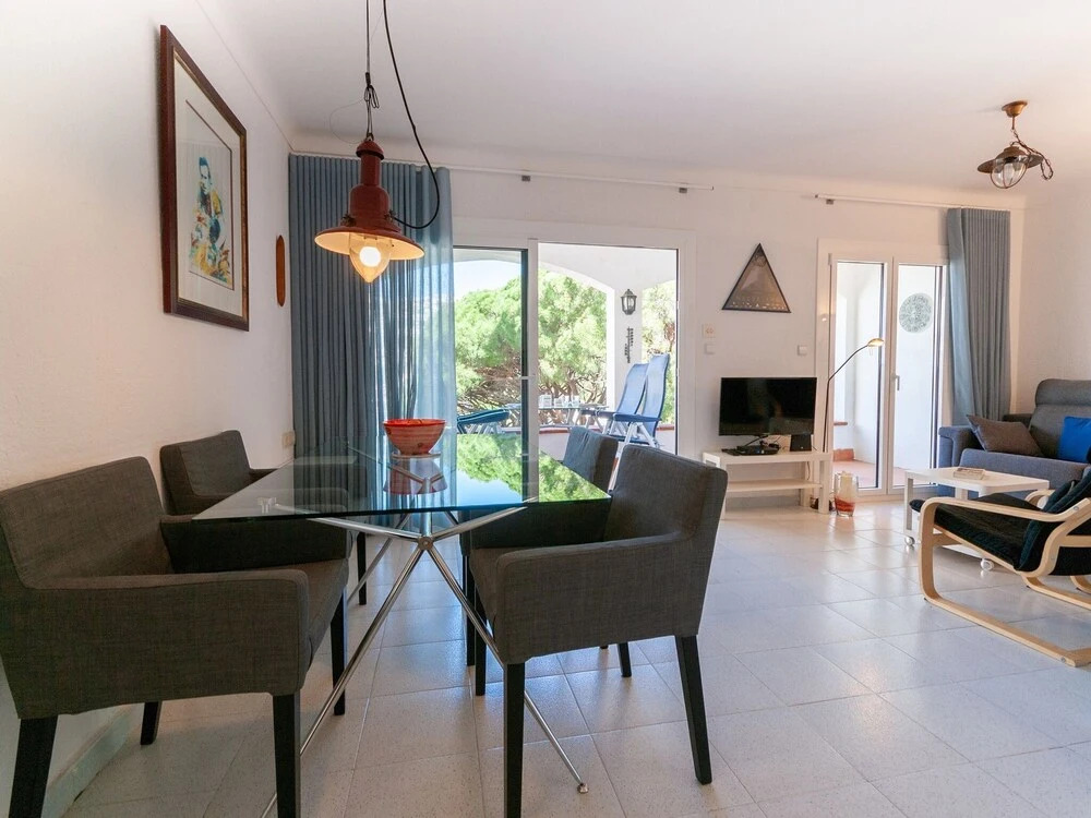 Cozy Apartment in Roses with Sea Nearby