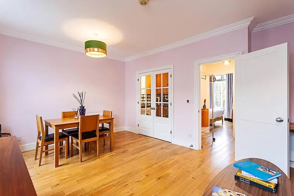 Chic Gunter Grove Flat - London Retreat