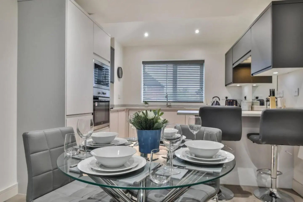 Renovated Whole House sleeps 4-5, WiFi, Parking near Sheffield Parkway