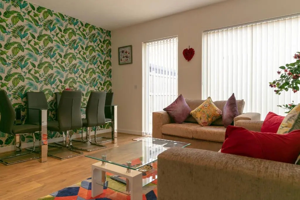 Addenbrookes Townhouse with Free Parking - 5 mins walk to Trumpington & Papworth Hospitals & Sleeps 6
