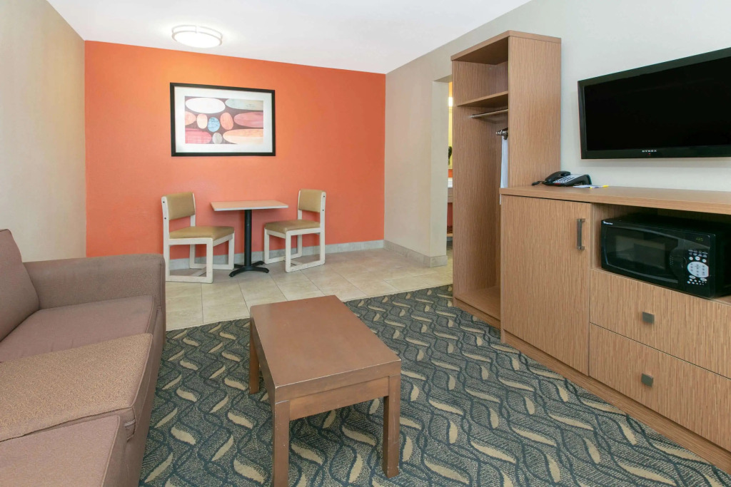 Days Inn & Suites by Wyndham Arlington Near Six Flags