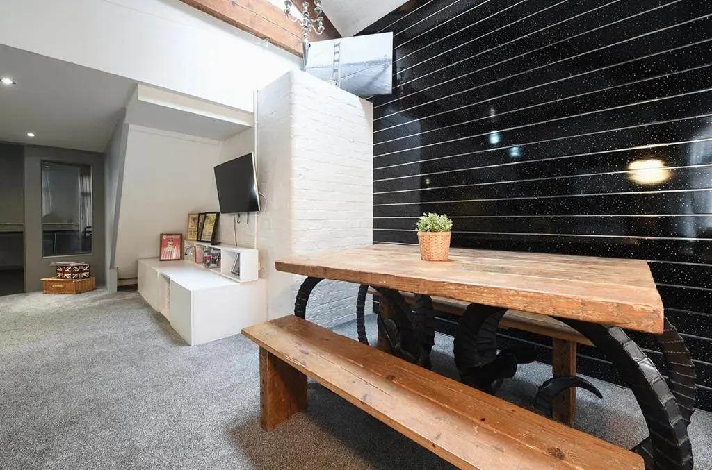 Penthouse Warehouse Slps 18 (61)