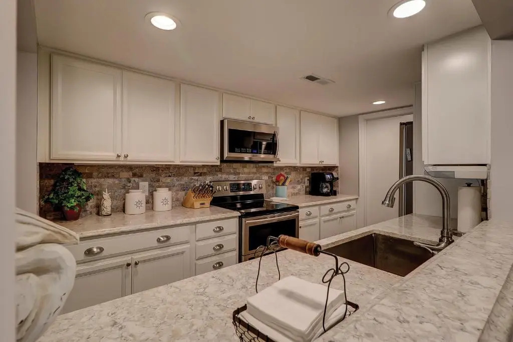 19 Sailmaster 3 BR Condo Shipyard Pool