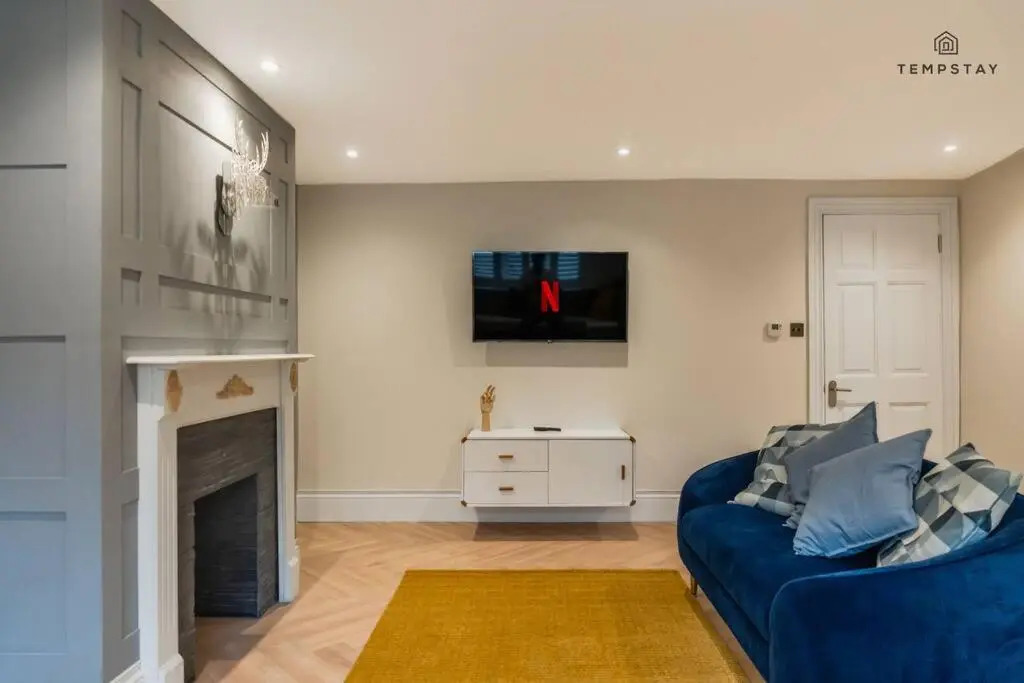 Stylish Home with Free Parking - 10 Mins To Legoland!