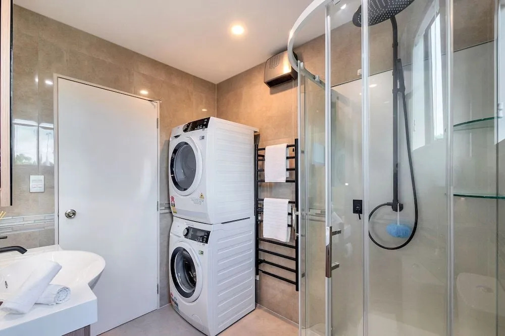 Beautifully Styled 2BR w 2 Carparks & Aircon
