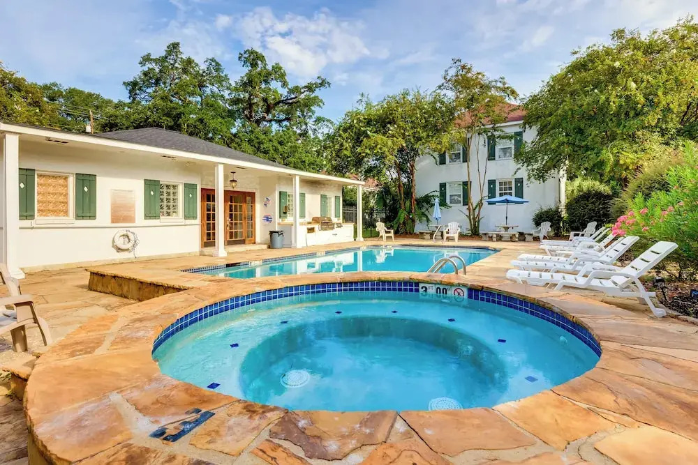 Pet-friendly Mobile Condo ~ 4 Mi to Downtown!