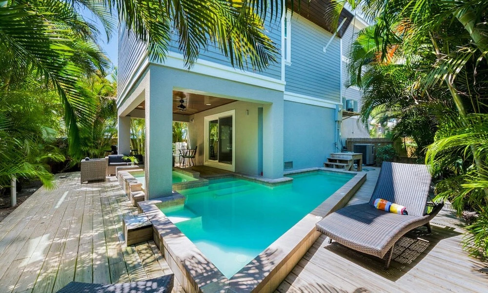 Walk to Bradenton Beach: Gulf-view Home w/ Lanai