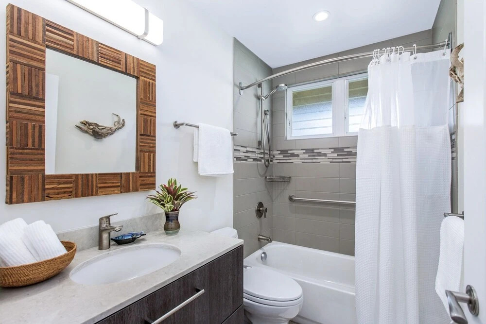 Kapiolani - As Seen On Hgtv 3 Bedroom Home by RedAwning