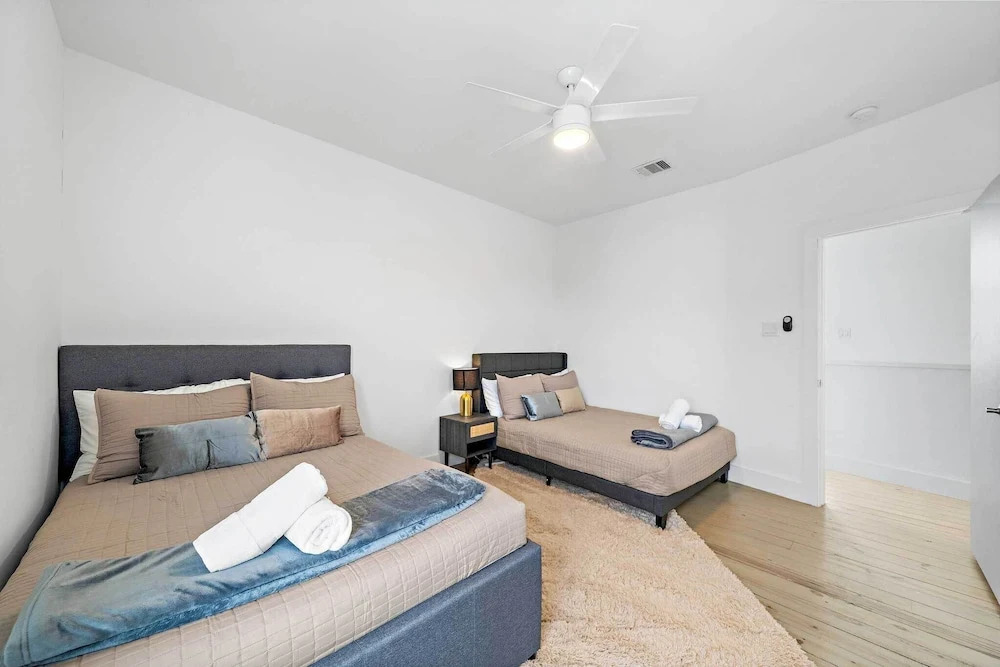 Downtown Houston Townhome w/ Balcony + Yard!