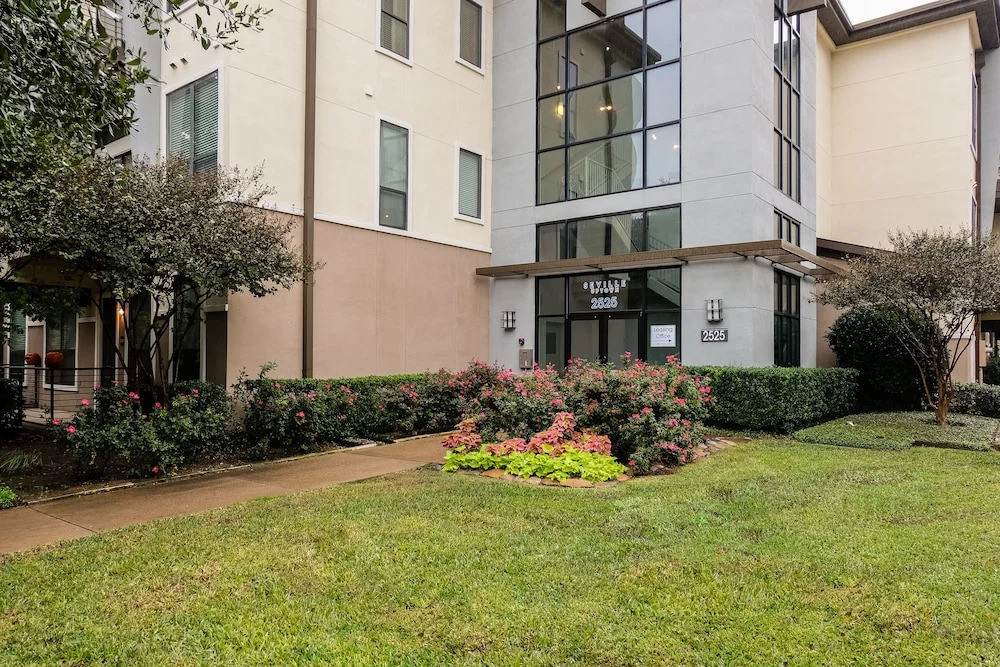 1 BR Apt near Dining Shopping Nightlife by Frontdesk