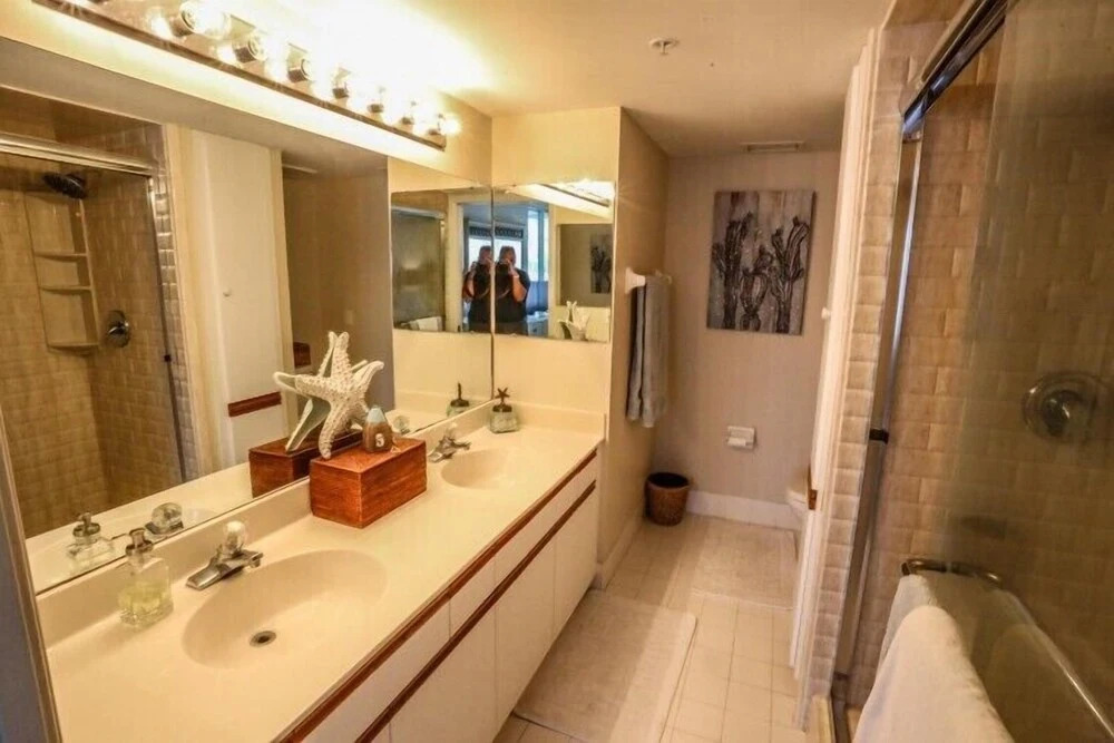 Hibiscus Point 821