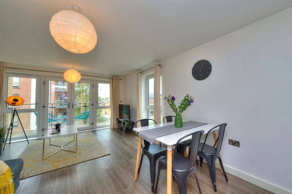 Executive Oakgrove Apartment